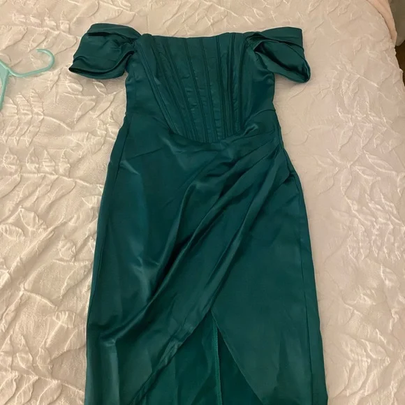 Emerald green corset satin Off-Shoulder Dress - Picture 2 of 3